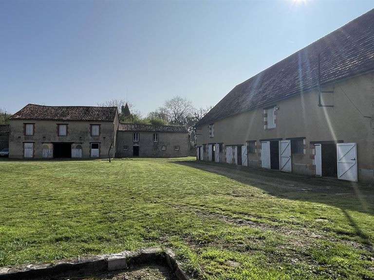 Maison Montmorillon - 5 chambres - 305m²
