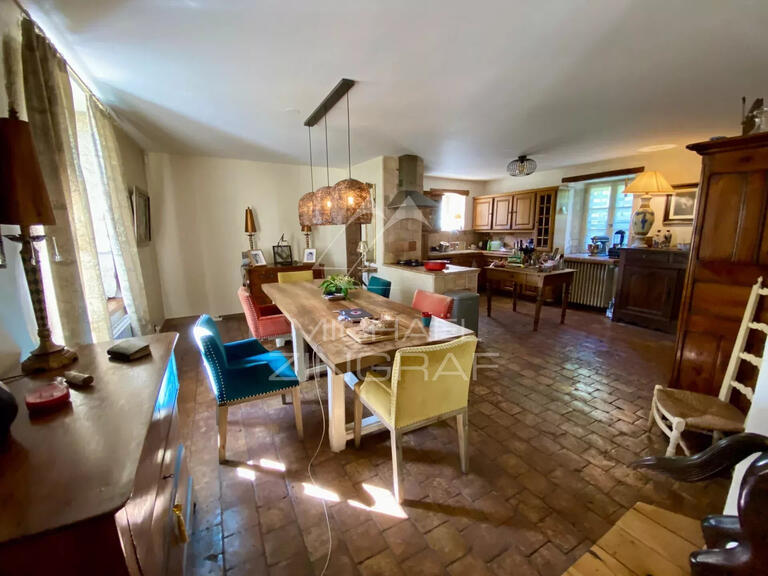 Propriété Morestel - 8 chambres - 885m²