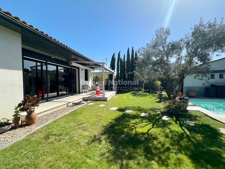 Maison Morières-lès-Avignon - 2 chambres - 187m²