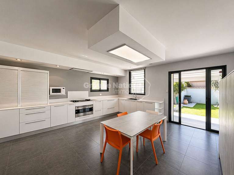 Maison Morières-lès-Avignon - 2 chambres - 187m²