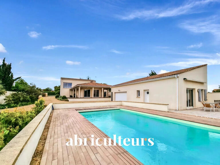 House Mortagne-sur-Gironde - 242m²