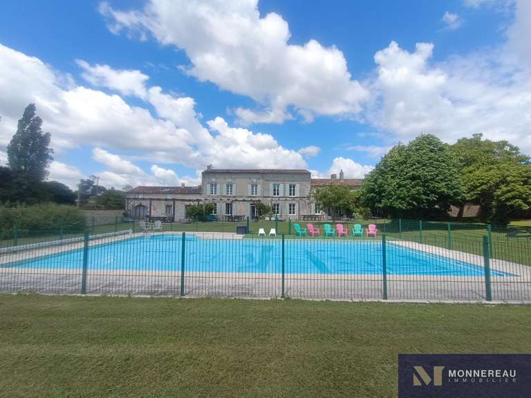 Maison Mortagne-sur-Gironde - 16 chambres - 640m²