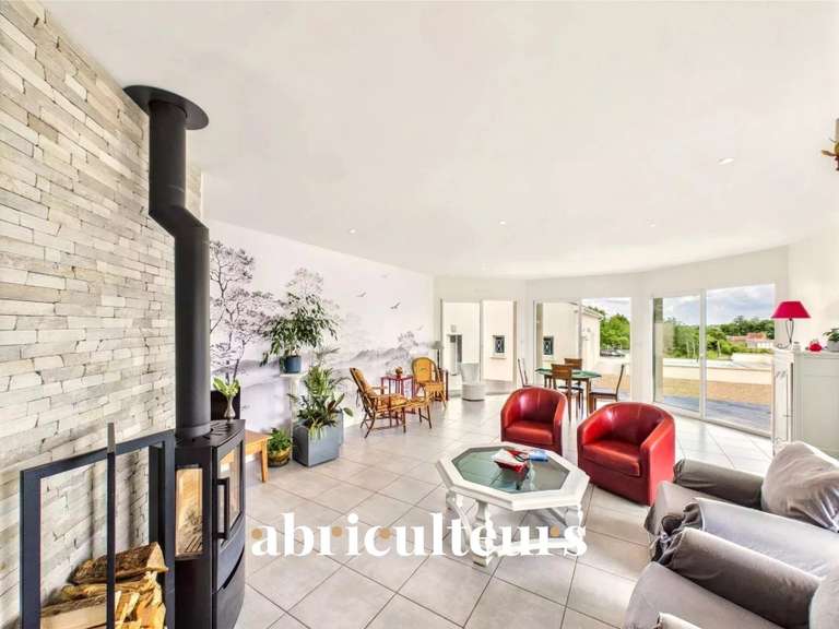 Maison Mortagne-sur-Gironde - 5 chambres - 242m²