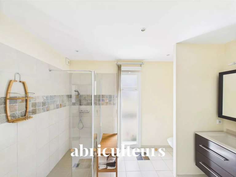 Maison Mortagne-sur-Gironde - 5 chambres - 242m²