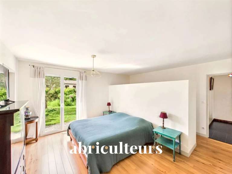 Maison Mortagne-sur-Gironde - 5 chambres - 242m²
