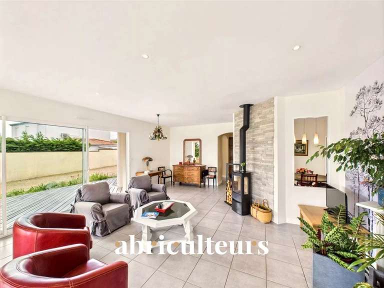 Maison Mortagne-sur-Gironde - 5 chambres - 242m²