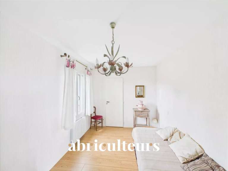 Maison Mortagne-sur-Gironde - 5 chambres - 242m²