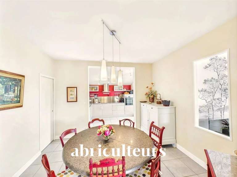 Maison Mortagne-sur-Gironde - 5 chambres - 242m²