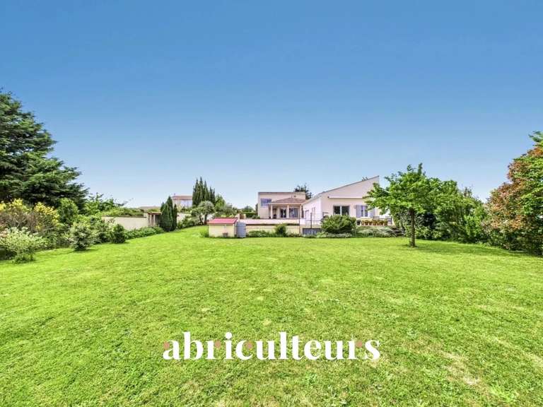 Maison Mortagne-sur-Gironde - 5 chambres - 242m²