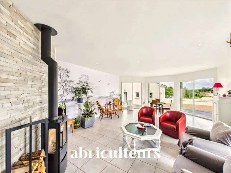 Maison Mortagne-sur-Gironde - 5 chambres - 242m²