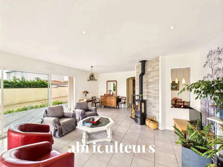 Maison Mortagne-sur-Gironde - 5 chambres - 242m²