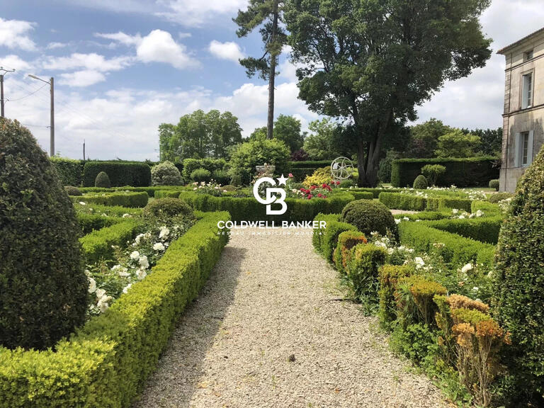 Propriété Mortagne-sur-Gironde - 7 chambres - 996m²