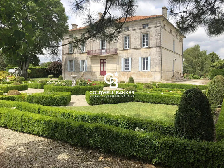 Propriété Mortagne-sur-Gironde - 7 chambres - 996m²