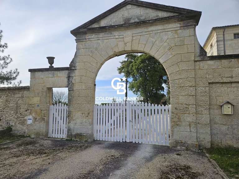 Propriété Mortagne-sur-Gironde - 7 chambres - 996m²