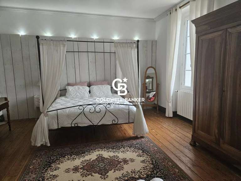 Propriété Mortagne-sur-Gironde - 7 chambres - 996m²