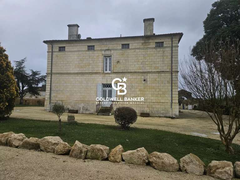 Propriété Mortagne-sur-Gironde - 7 chambres - 996m²