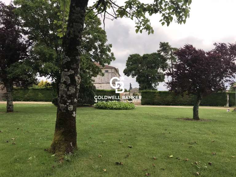 Propriété Mortagne-sur-Gironde - 7 chambres - 996m²