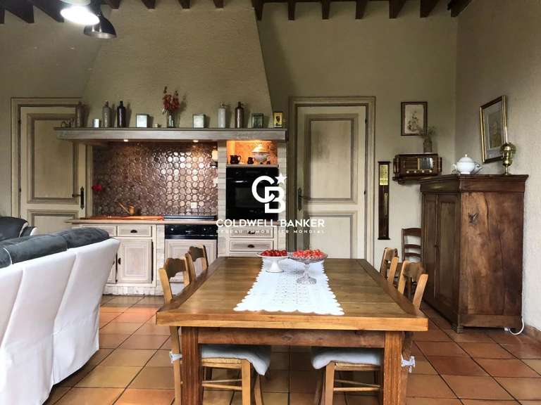 Propriété Mortagne-sur-Gironde - 7 chambres - 996m²