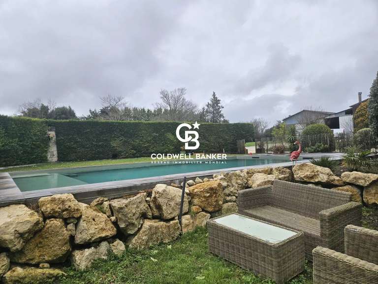 Propriété Mortagne-sur-Gironde - 7 chambres - 996m²