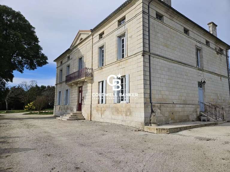 Propriété Mortagne-sur-Gironde - 7 chambres - 996m²