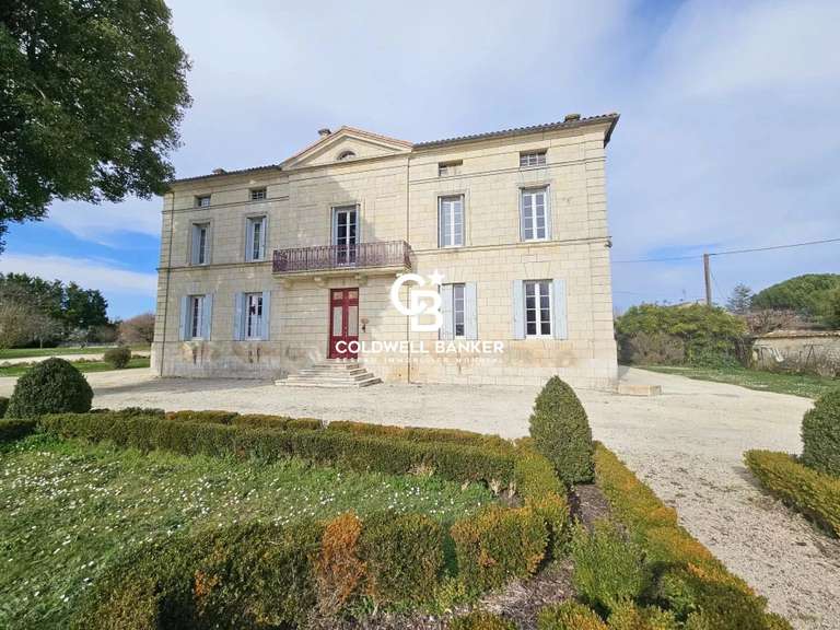 Propriété Mortagne-sur-Gironde - 7 chambres - 996m²