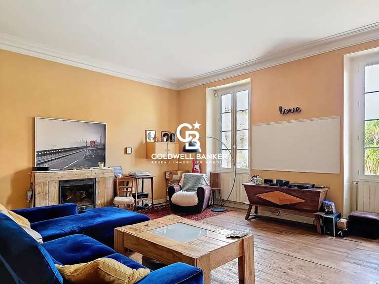 Propriété Mortagne-sur-Gironde - 7 chambres - 996m²
