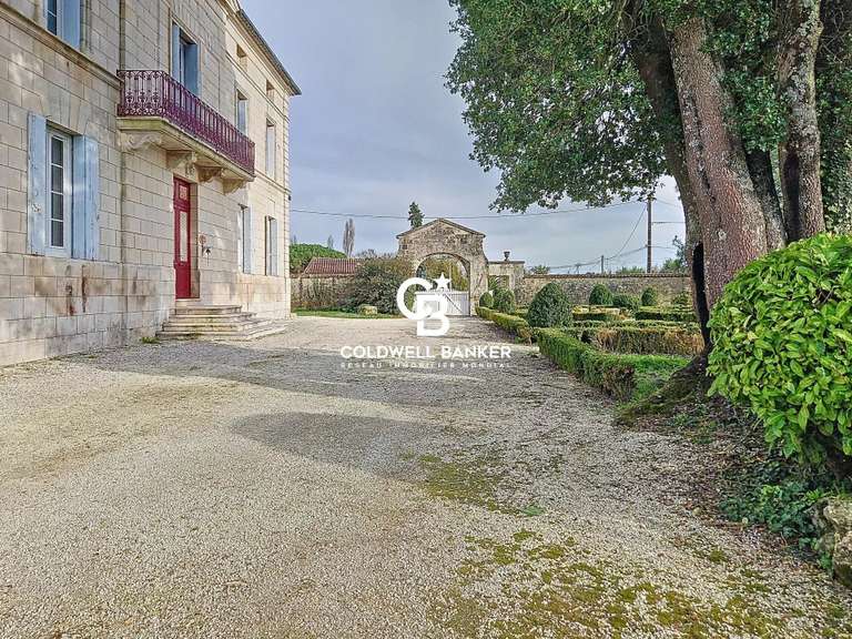 Propriété Mortagne-sur-Gironde - 7 chambres - 996m²