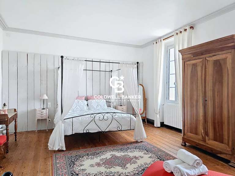 Propriété Mortagne-sur-Gironde - 7 chambres - 996m²