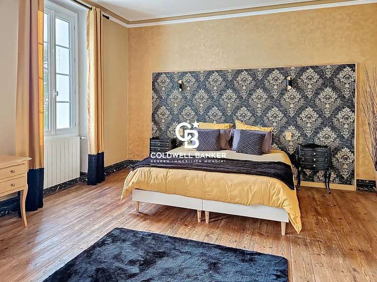 Propriété Mortagne-sur-Gironde - 7 chambres - 996m²
