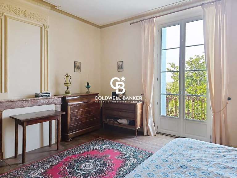 Propriété Mortagne-sur-Gironde - 7 chambres - 996m²