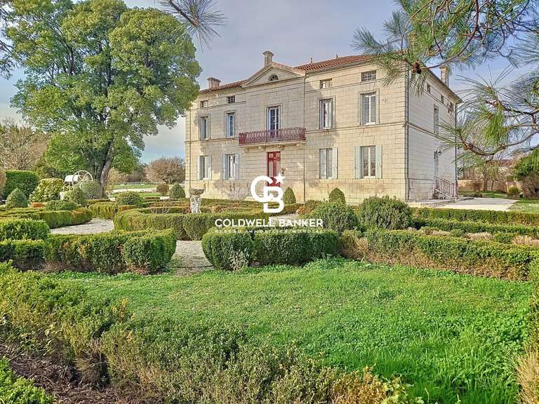 Propriété Mortagne-sur-Gironde - 7 chambres - 996m²