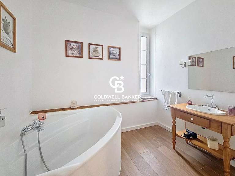 Propriété Mortagne-sur-Gironde - 7 chambres - 996m²