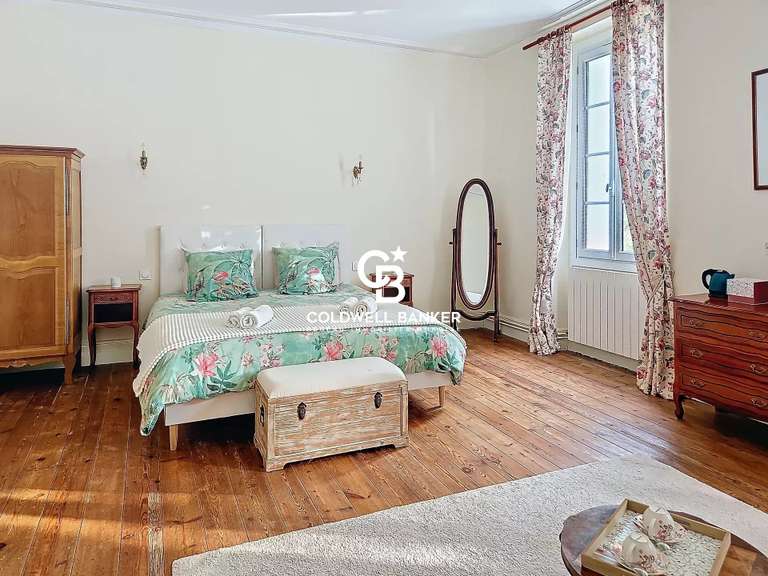 Propriété Mortagne-sur-Gironde - 7 chambres - 996m²
