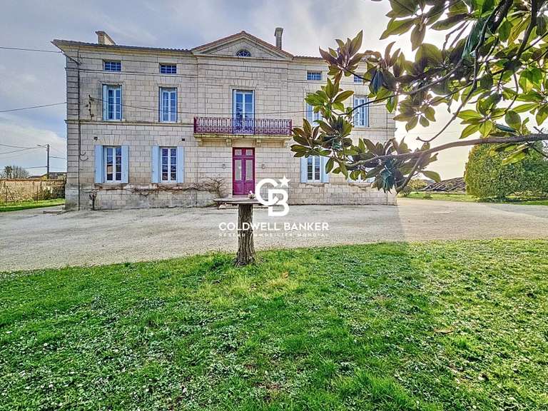 Propriété Mortagne-sur-Gironde - 7 chambres - 996m²
