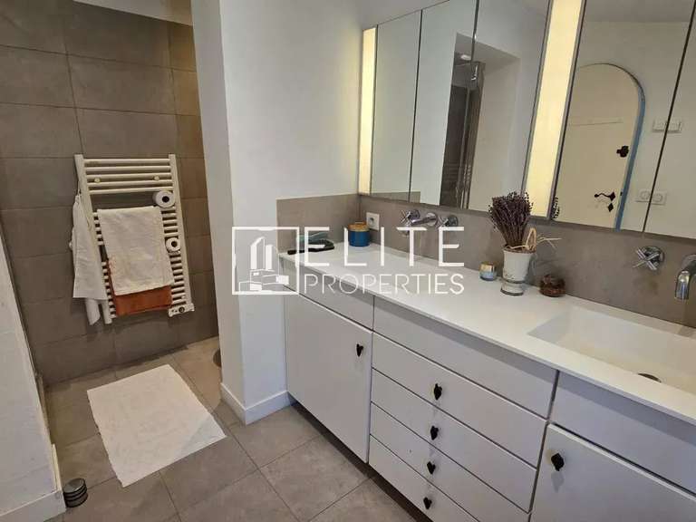 Maison Mouans-Sartoux - 3 chambres - 193m²