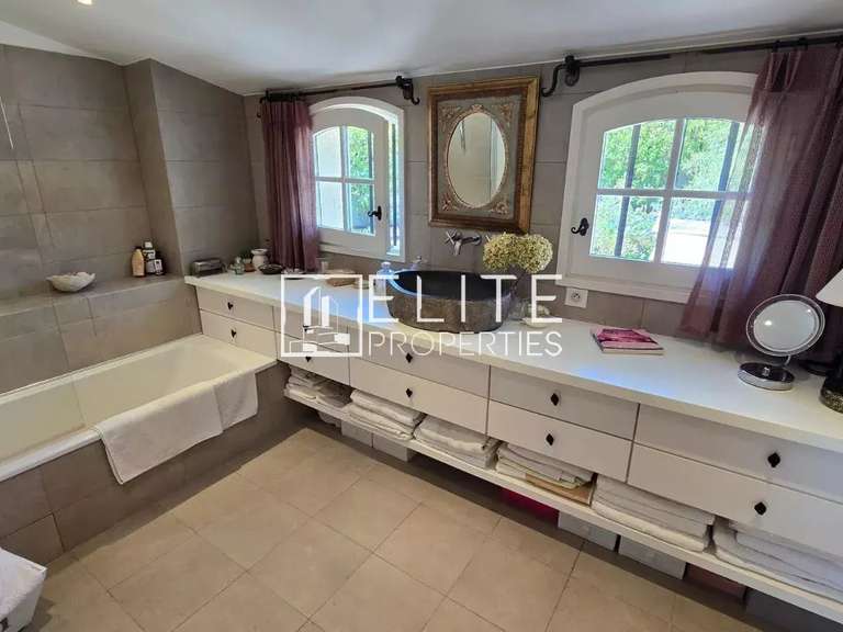 Maison Mouans-Sartoux - 3 chambres - 193m²