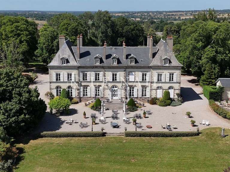 Château Moulins - 968m²