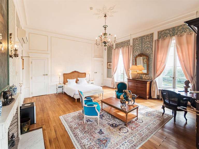 Château Moulins - 968m²