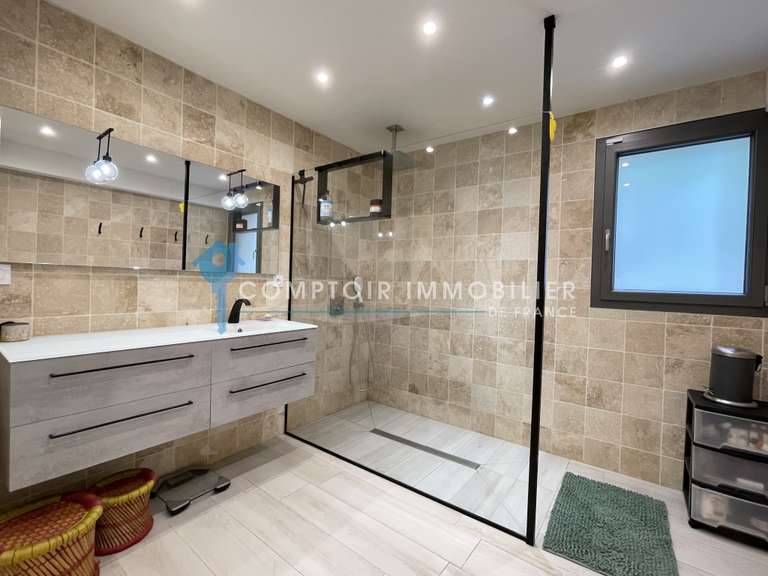 Maison Mours-Saint-Eusèbe - 3 chambres - 166m²