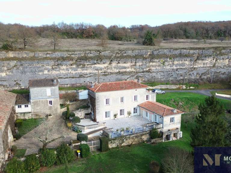 Maison Mouthiers-sur-Boëme - 3 chambres - 160m²