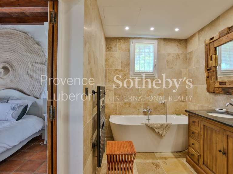 Propriété Murs - 6 chambres - 310m²