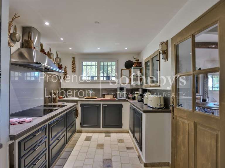 Propriété Murs - 6 chambres - 310m²