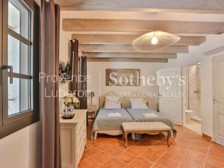 Propriété Murs - 6 chambres - 310m²