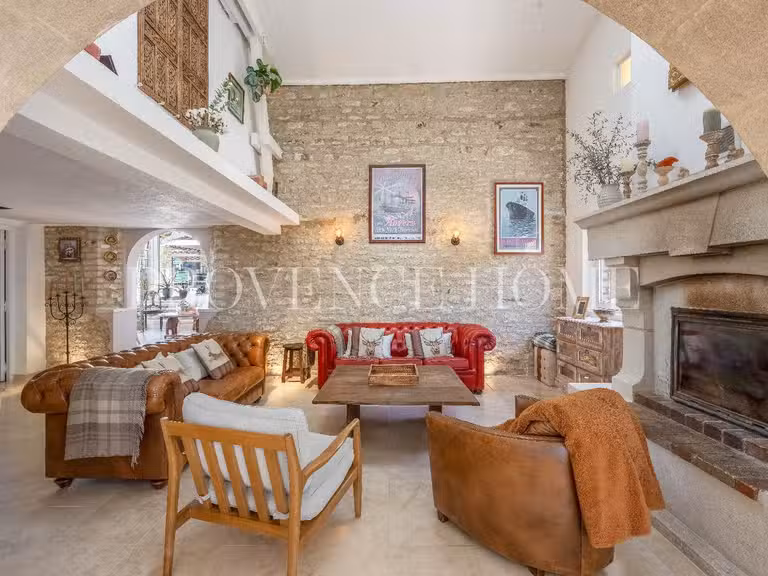 Propriété Murs - 5 chambres - 215m²