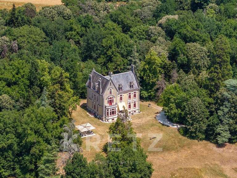 Château Mussidan - 9 chambres - 900m²
