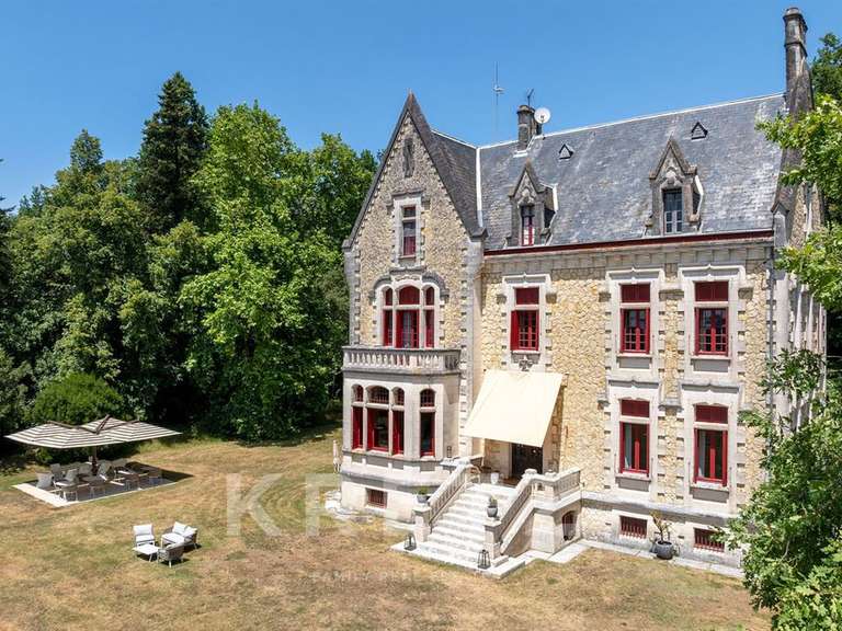 Château Mussidan - 9 chambres - 900m²
