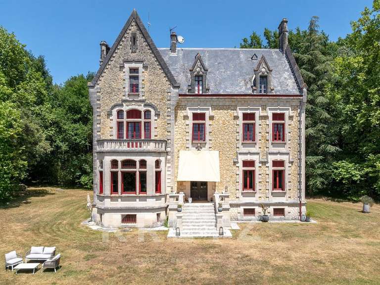 Château Mussidan - 9 chambres - 900m²