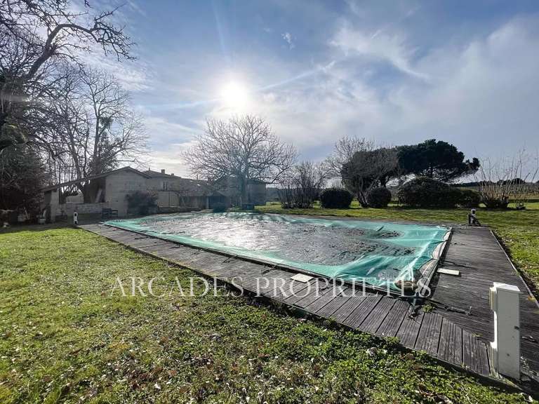 Propriété Naujan-et-Postiac - 13 chambres - 615m²