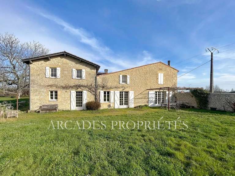 Propriété Naujan-et-Postiac - 13 chambres - 615m²