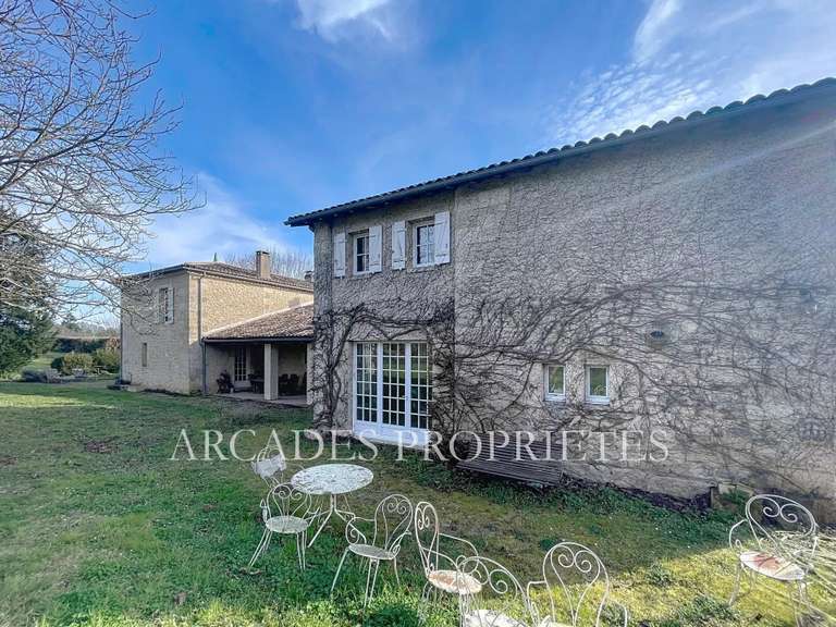 Propriété Naujan-et-Postiac - 13 chambres - 615m²